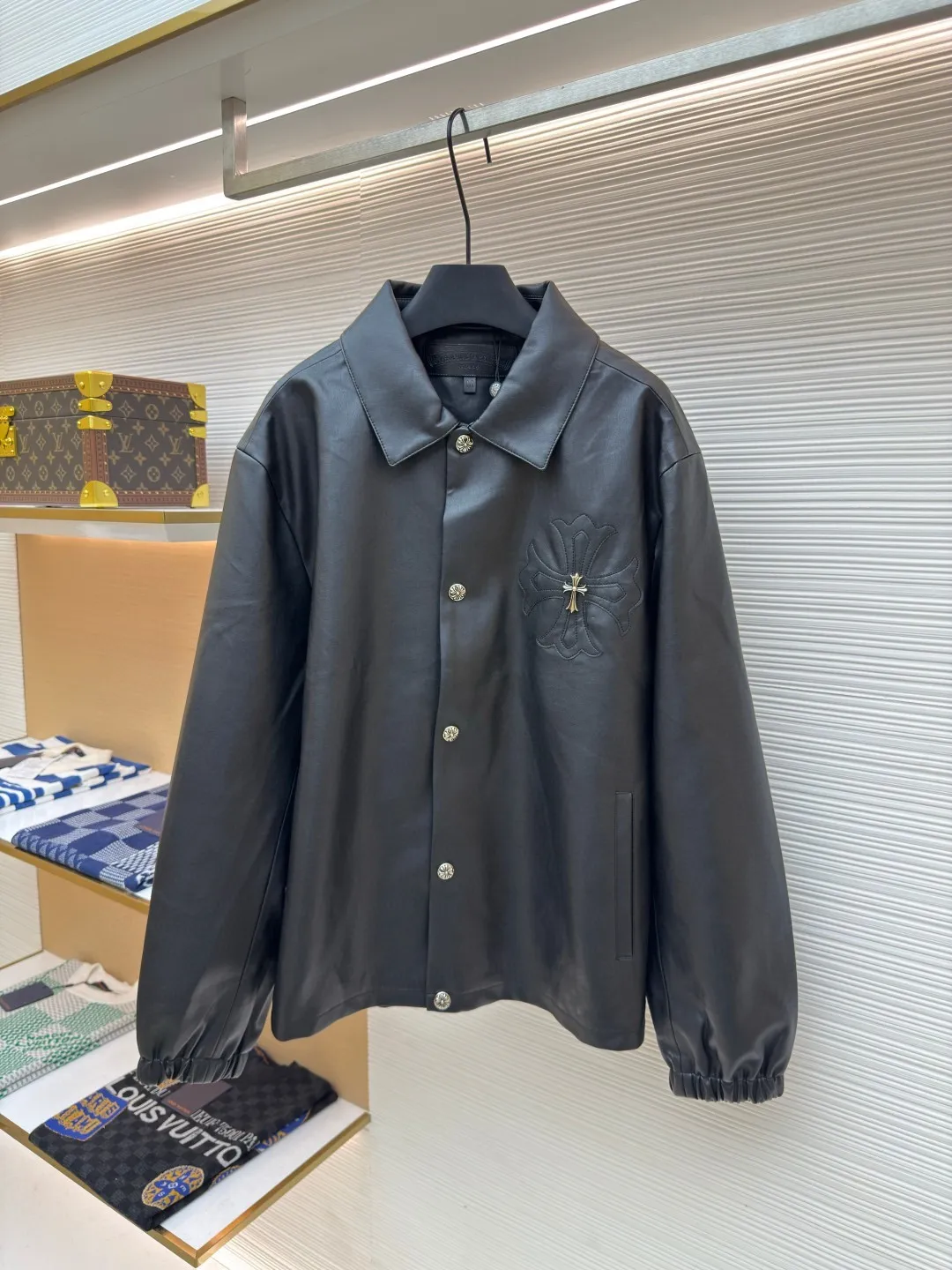 Chrome Hearts Cross Silver Leather Jacket ●Item No.: 1680457-C65 ●Material: black pebbled leather fabric ●Technology: patch embroidery ●Version: loose fit ●Weight: about 875 grams ●Size: S-M-L ●Description: The fabric is custom-woven using black pebbled genuine leather. Customized silk jacquard logo lining. Customized 925 silver cross. Embroidery is processed by TAJIMA machine. Patch embroidery process. Customized leather trademark. Customized leather size. Customized 5.8cm metal logo label. Customized 18mm four-button buckle. Customized 18mm two-button button. Customized accessories. Same style for men and women. Full of street feel. Very good workmanship details. The overall wiring is straight and delicate, the fabric is comfortable and soft, and the color is consistent without color difference. It can be matched with the same style to create a fashionable look and control various occasions. Customized accessories, complete with three standards, same style for men and women!